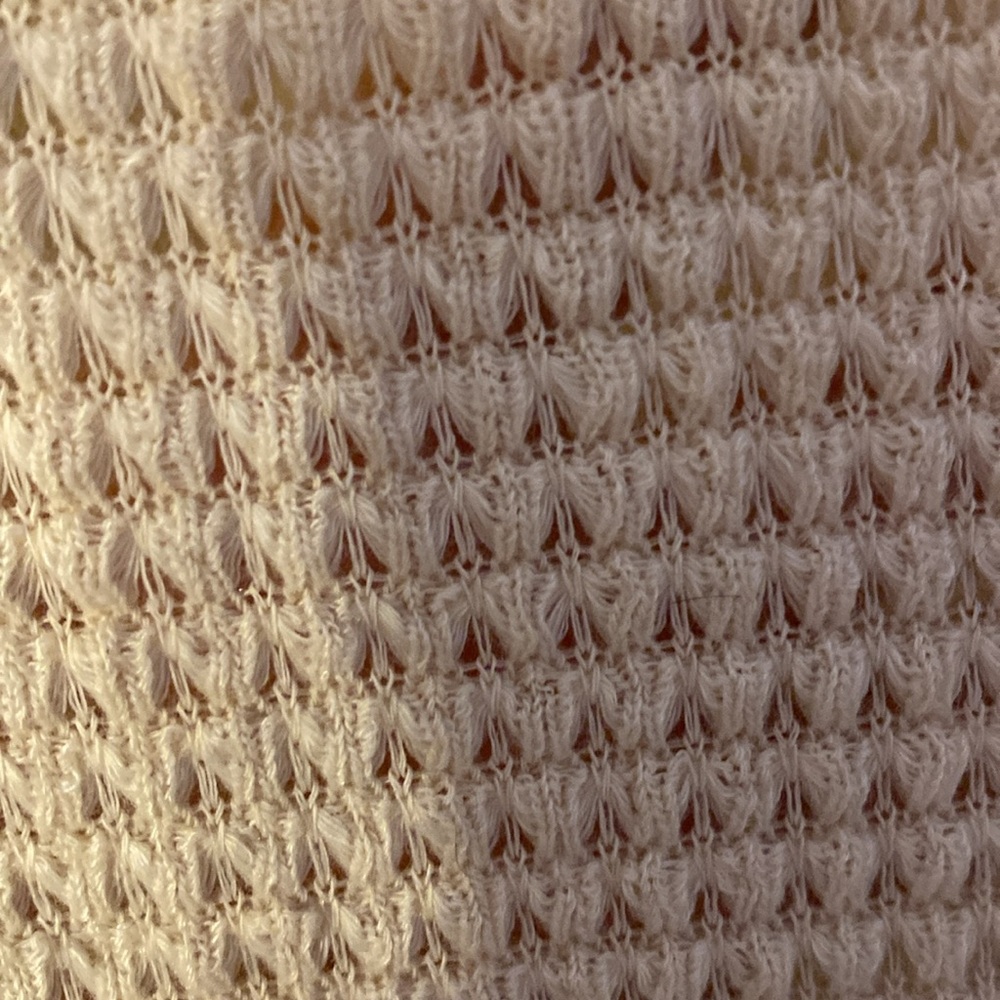 Long waffled crew cream top, sleeveless with a slit in front - Picture 6 of 6